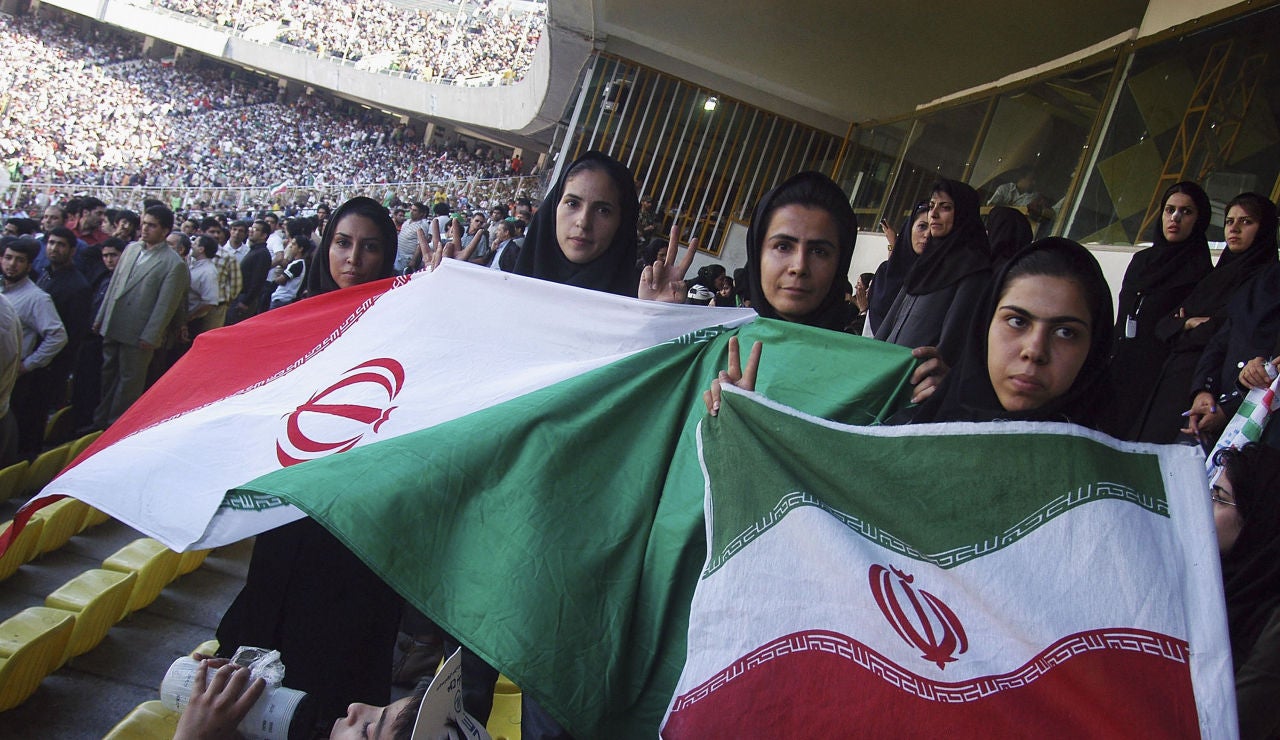 Imagen de archivo de mujeres iraníes viendo un partido de fútbol Imagen de archivo de mujeres iraníes viendo un partido de fútbol