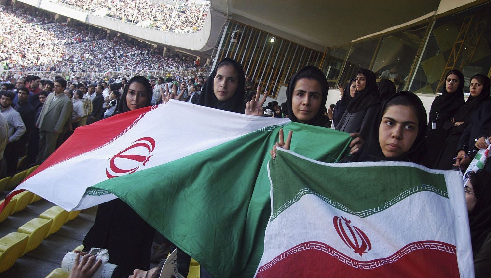 Imagen de archivo de mujeres iraníes viendo un partido de fútbol