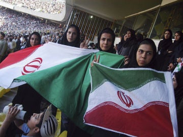 Imagen de archivo de mujeres iraníes viendo un partido de fútbol