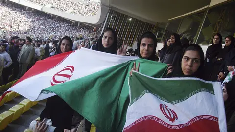Imagen de archivo de mujeres iraníes viendo un partido de fútbol Imagen de archivo de mujeres iraníes viendo un partido de fútbol