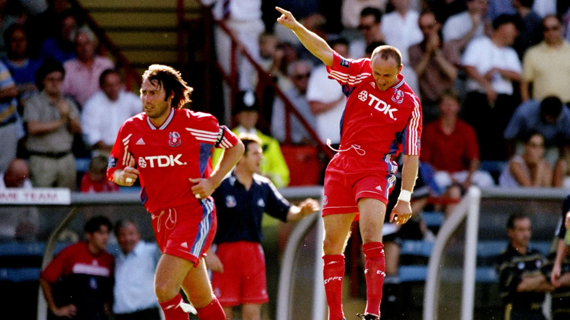 Sasa Curcic celebra un gol en su etapa como futbolista profesional Sasa Curcic celebra un gol en su etapa como futbolista profesional