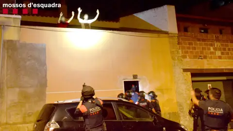 Detenidos tres hombres por secuestrar y torturar a otro en Amposta (Tarragona) Detenidos tres hombres por secuestrar y torturar a otro en Amposta (Tarragona)