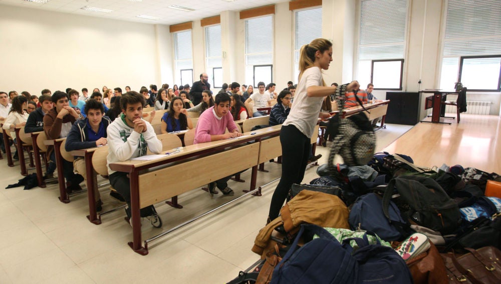 Una estudiante deja su mochila en el montón para evitar copiar antes del inicio del examen de selectividad en la Universidad de Valladolid  