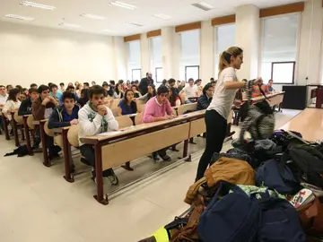 Una estudiante deja su mochila en el montón para evitar copiar antes del inicio del examen de selectividad Una estudiante deja su mochila en el montón para evitar copiar antes del inicio del examen de selectividad