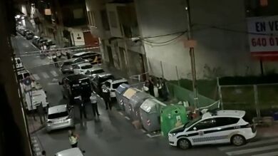 Momento en el que encuentran el cadáver de un recién nacido en un contenedor