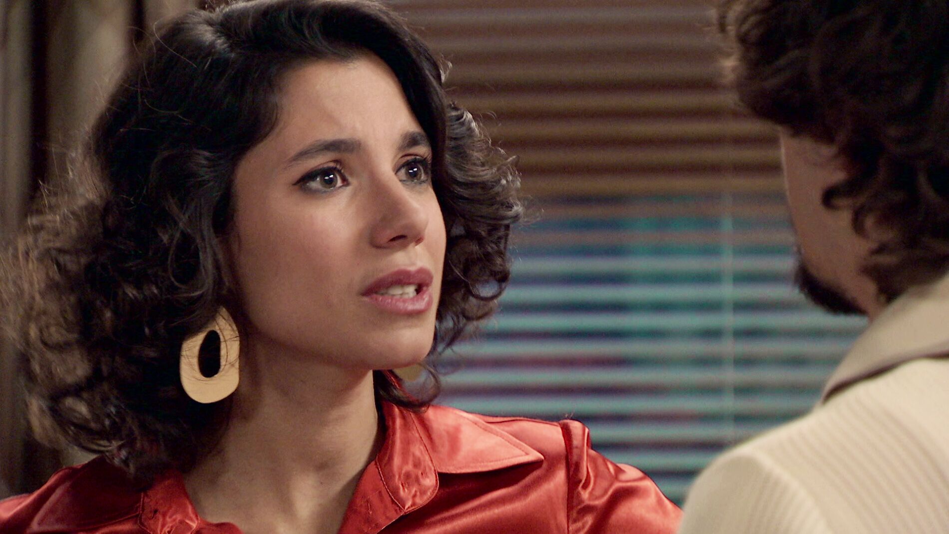 Jon regresa a Espa&ntilde;a para hacer una inesperada proposici&oacute;n a Carolina