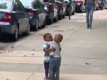 Emotivo reencuentro entre dos niños de dos años de edad