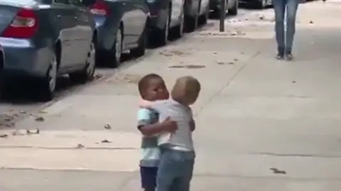 Emotivo reencuentro entre dos niños de dos años de edad Emotivo reencuentro entre dos niños de dos años de edad