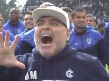 Maradona durante su primera arenga como técnico de Gimnasia de La Plata