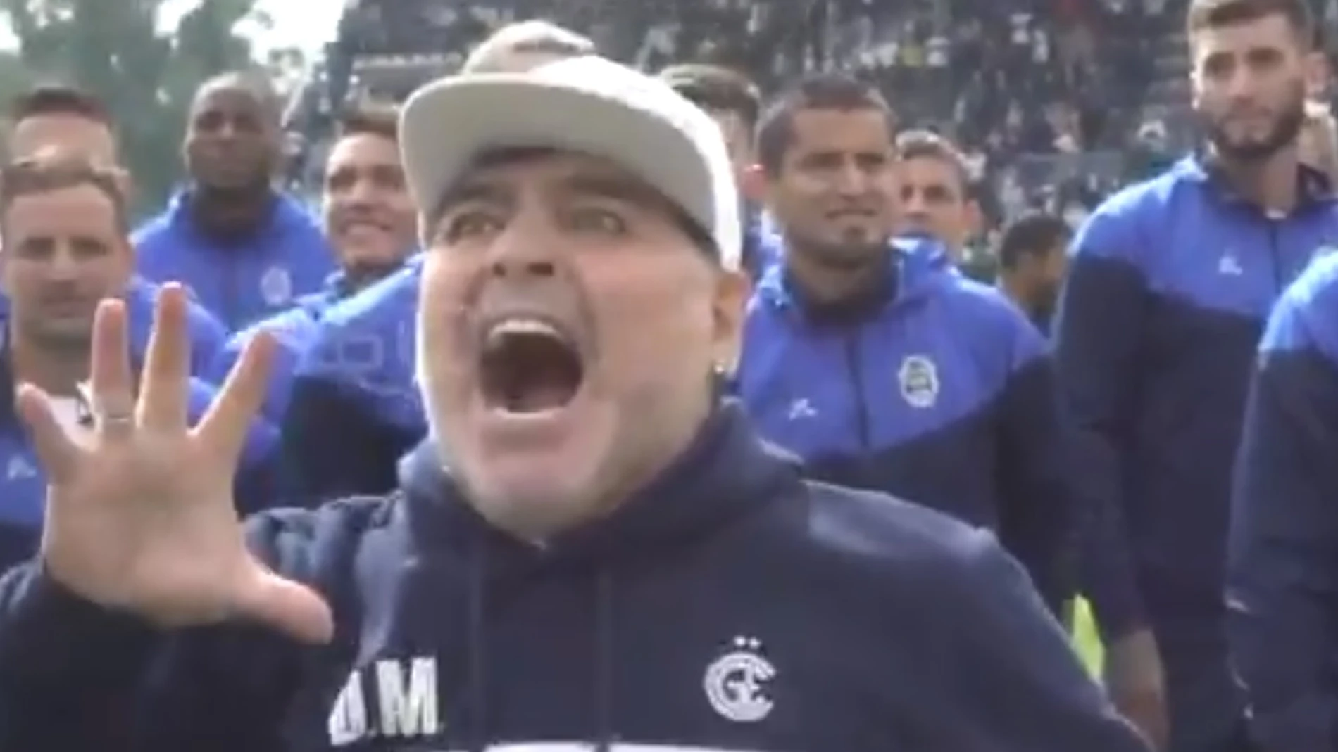 Maradona durante su primera arenga como técnico de Gimnasia de La Plata Maradona durante su primera arenga como técnico de Gimnasia de La Plata