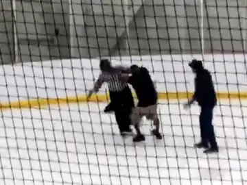 La agresión a un árbitro en un partido de hockey en Canadá La agresión a un árbitro en un partido de hockey en Canadá