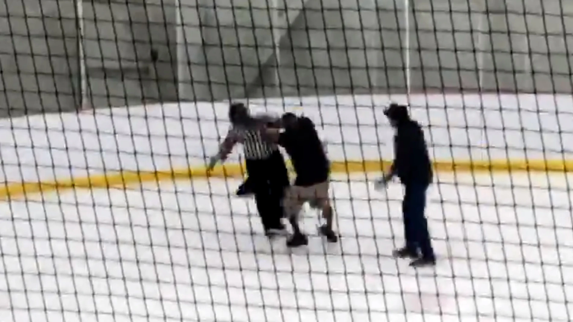 La agresión a un árbitro en un partido de hockey en Canadá La agresión a un árbitro en un partido de hockey en Canadá