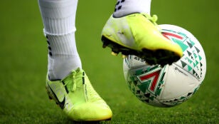 Un jugador de f&uacute;tbol controla el bal&oacute;n