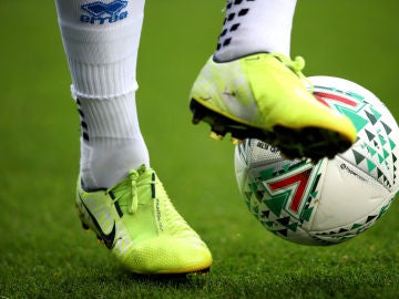 Un jugador de fútbol controla el balón Un jugador de fútbol controla el balón