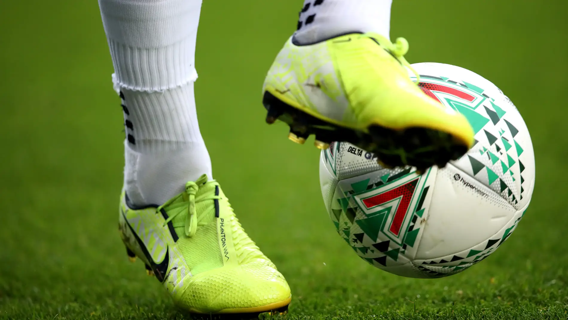 Un jugador de fútbol controla el balón