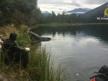 Policía canadiense en busca de una mujer desaparecida en un lago Policía canadiense en busca de una mujer desaparecida en un lago