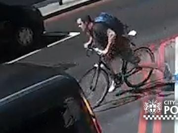 Ciclista propina un brutal cabezazo a un peatón Ciclista propina un brutal cabezazo a un peatón