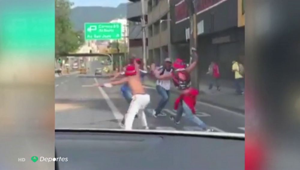 Escalofriante pelea a machetazos entre ultras colombianos en Medellín 