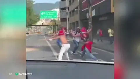 Escalofriante pelea a machetazos entre ultras colombianos en Medellín Escalofriante pelea a machetazos entre ultras colombianos en Medellín
