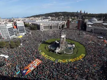Numerosas personas se concentran en la plaza de España de Barcelona en la Diada Numerosas personas se concentran en la plaza de España de Barcelona en la Diada