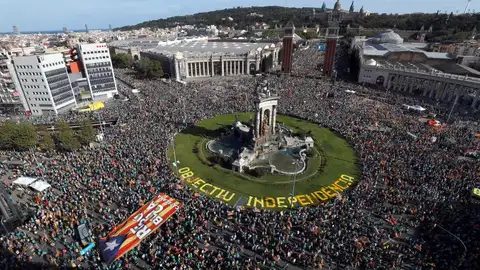 Numerosas personas se concentran en la plaza de España de Barcelona en la Diada Numerosas personas se concentran en la plaza de España de Barcelona en la Diada