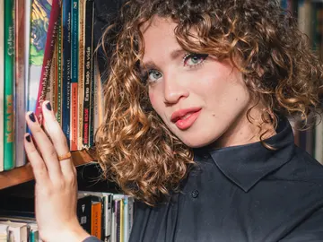 Chica con el pelo rizado Chica con el pelo rizado