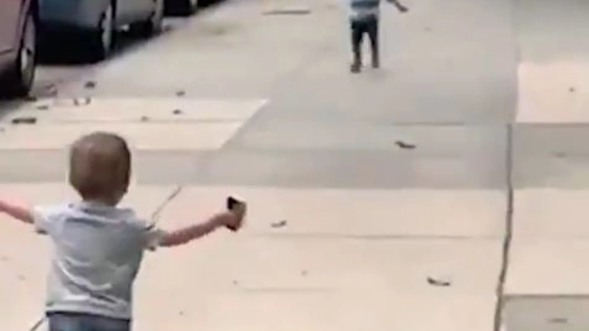 El emotivo abrazo de dos niños en Nueva York El emotivo abrazo de dos niños en Nueva York