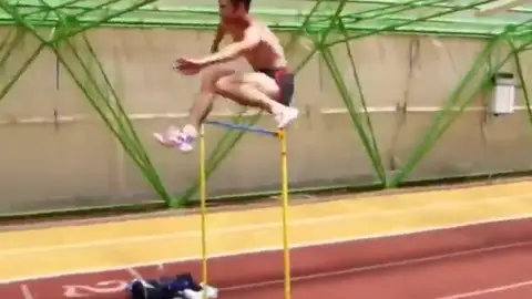 El espectacular calentamiento de Stefan Holm, campeón olímpico de altura en 2004: ¡Salta vallas de más de 1,80 en carrera! El espectacular calentamiento de Stefan Holm, campeón olímpico de altura en 2004: ¡Salta vallas de más de 1,80 en carrera!