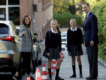 Los Reyes junto a sus hijas en su primer día de colegio