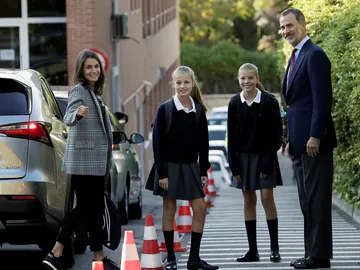 Los Reyes junto a sus hijas en su primer día de colegio Los Reyes junto a sus hijas en su primer día de colegio