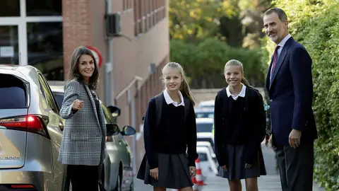 Los Reyes junto a sus hijas en su primer día de colegio Los Reyes junto a sus hijas en su primer día de colegio