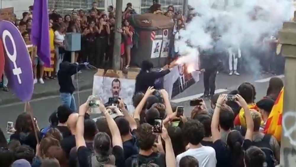 Los radicales queman fotos del Rey y Macron tras la manifestación de la Diada