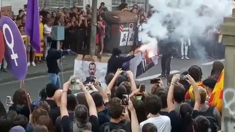 Los radicales queman fotos del Rey y Macron tras la manifestación de la Diada Los radicales queman fotos del Rey y Macron tras la manifestación de la Diada