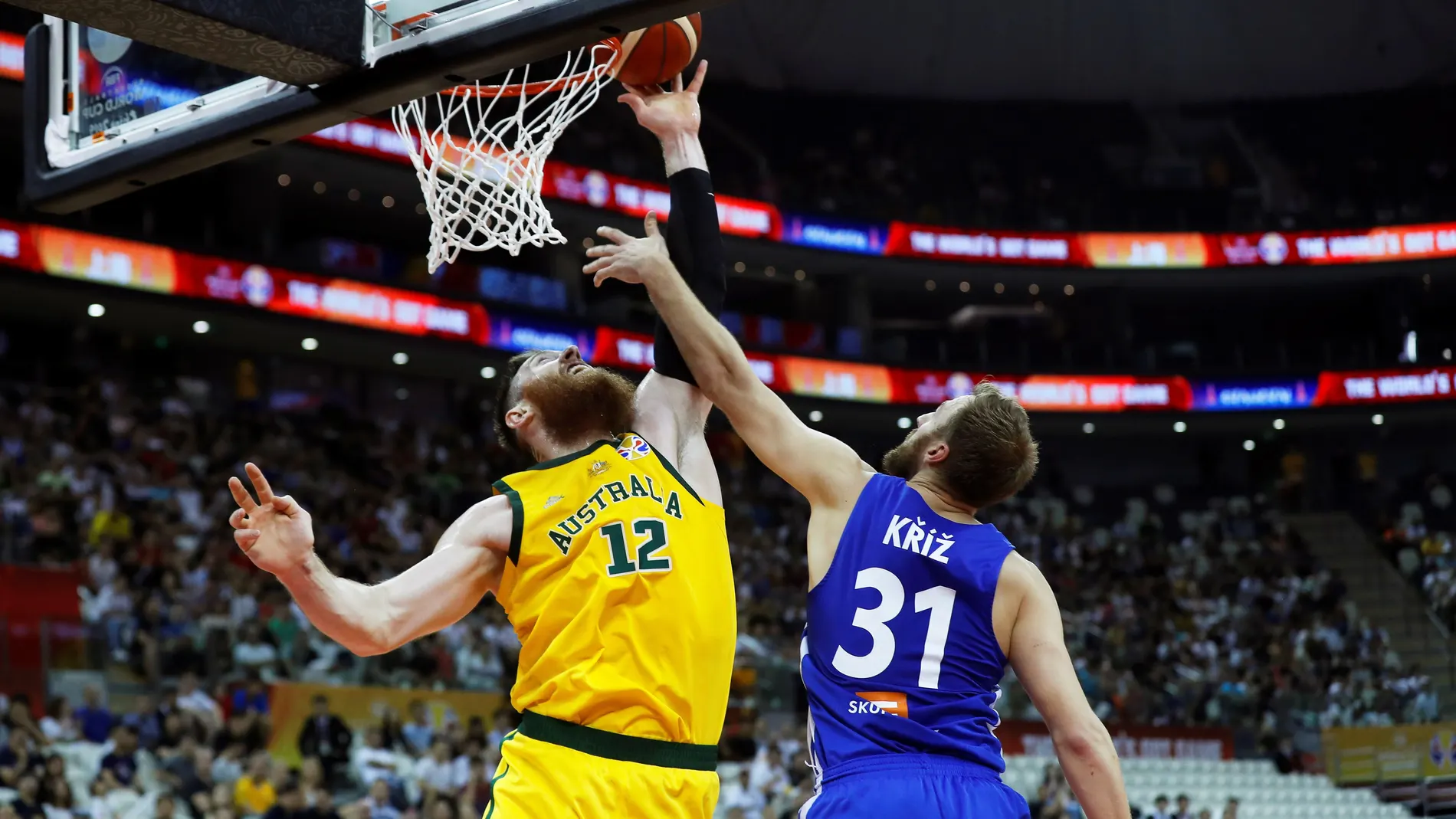 Martin Kriz y Aron Baynes durante el partido de cuartos de final Martin Kriz y Aron Baynes durante el partido de cuartos de final