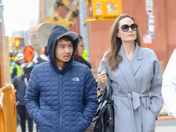 Angelina Jolie y su hijo Maddox Angelina Jolie y su hijo Maddox