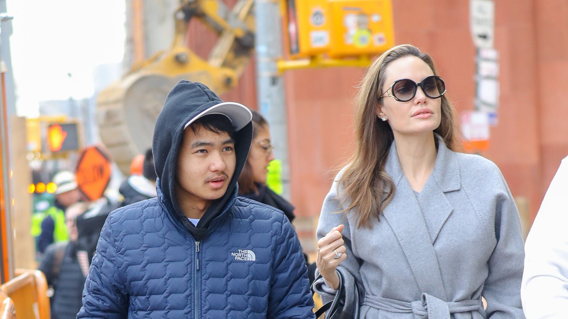 Angelina Jolie y su hijo Maddox