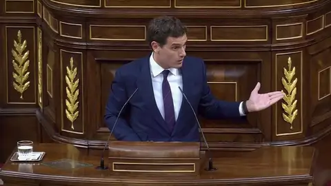 Sánchez invita a Rivera a sentarse a negociar y el líder de Cs acepta pero sólo para aplicar el 155 en Cataluña Sánchez invita a Rivera a sentarse a negociar y el líder de Cs acepta pero sólo para aplicar el 155 en Cataluña