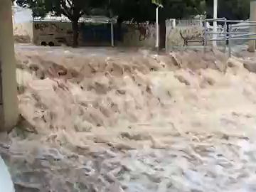 Una espectacular riada inunda la zona del Bochiot, en Santa Pola