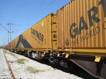 Cientos de inmigrantes viajan entre los vagones de los trenes para poder entrar a Grecia Cientos de inmigrantes viajan entre los vagones de los trenes para poder entrar a Grecia