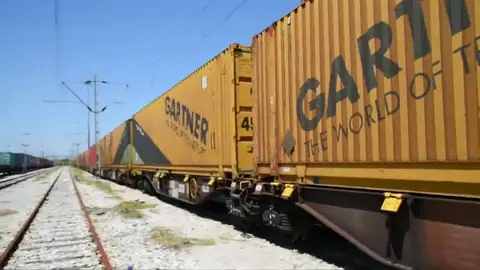 Cientos de inmigrantes viajan entre los vagones de los trenes para poder entrar a Grecia Cientos de inmigrantes viajan entre los vagones de los trenes para poder entrar a Grecia
