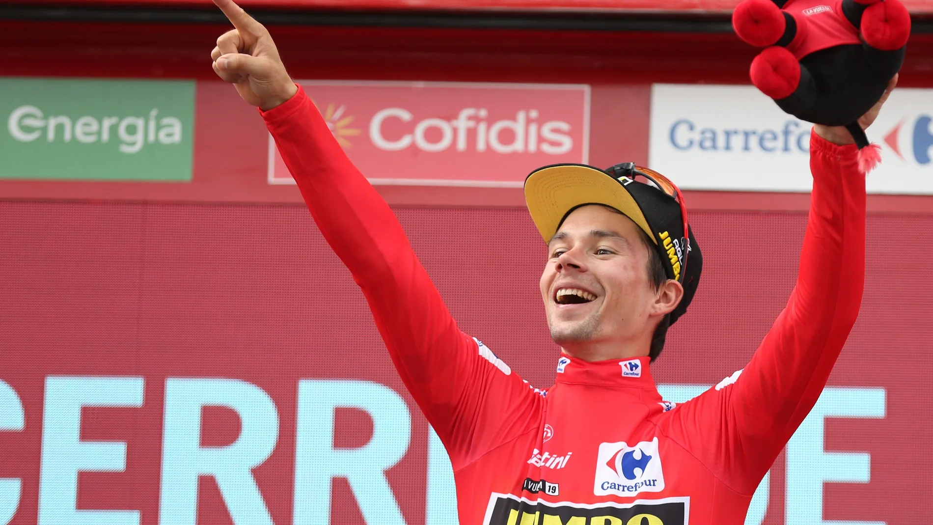Primož Roglic, celebra en el podio al seguir líder de la clasificación general Primož Roglic, celebra en el podio al seguir líder de la clasificación general