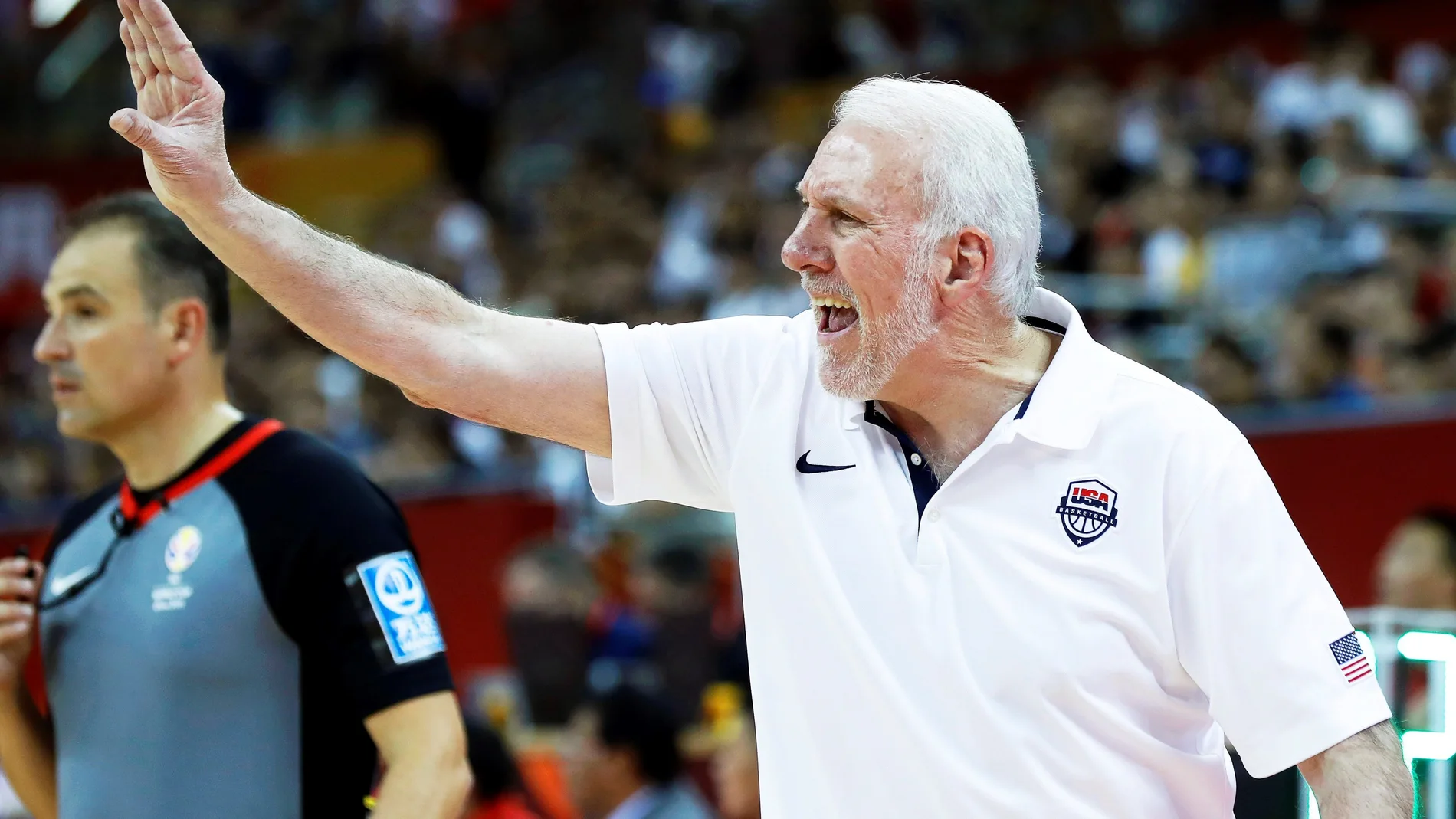 Popovich da instrucciones a su equipo durante un partido Popovich da instrucciones a su equipo durante un partido