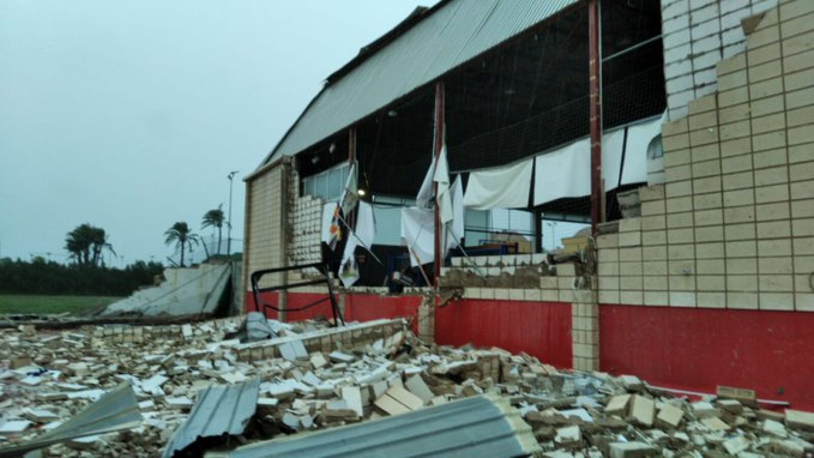 Un tornado arrasa el techo del pabellón deportivo de Denia
