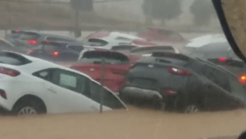 Decenas de coches, sepultados por el agua en Orihuela por los efectos de la DANA