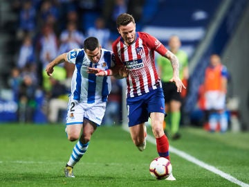 Saúl Ñíguez y Joseba Zaldua durante el partido entre la Real Sociedad y el Atlético de Madrid 