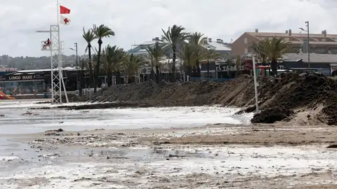Levantan un muro de arena en la playa de Jávea por las fuertes lluvias Levantan un muro de arena en la playa de Jávea por las fuertes lluvias