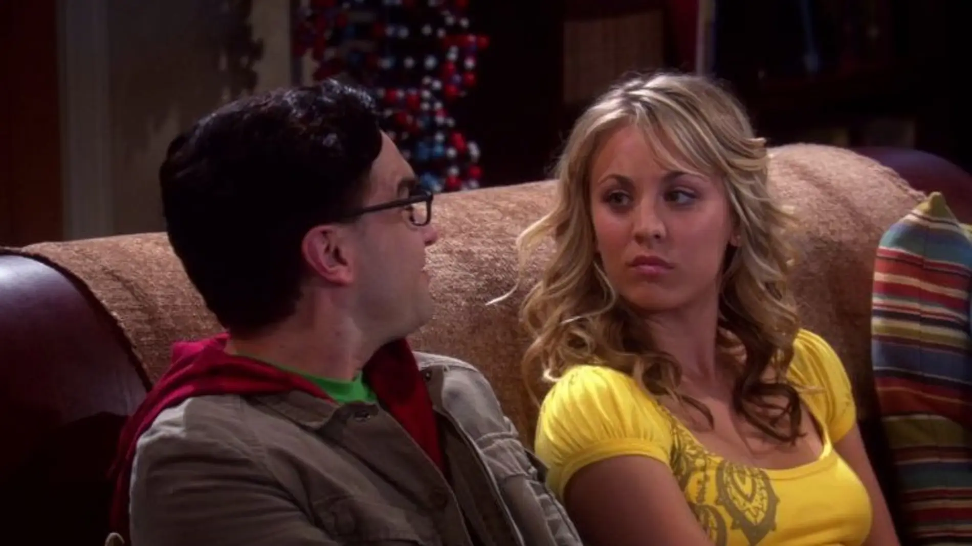 Kaley Cuoco y Johnny Galecki como Penny y Leonard en 'The Big Bang Theory'