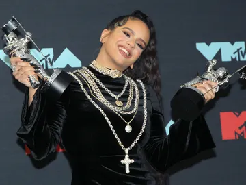 Rosalía con sus premios MTV VMA Rosalía con sus premios MTV VMA