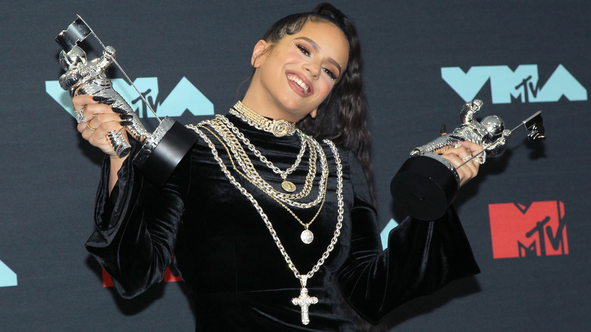 Rosalía con sus premios MTV VMA Rosalía con sus premios MTV VMA