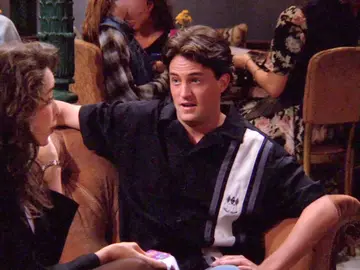 Chandler trata de romper con Janice Chandler trata de romper con Janice